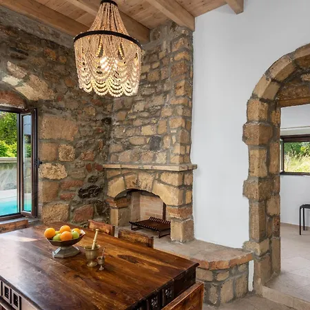 Claudia In 펜션 라도스