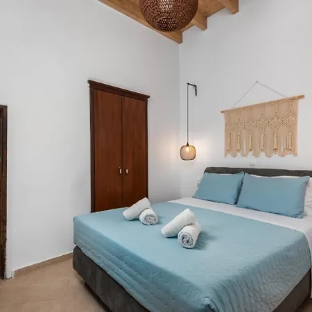 Claudia In Tatil Evi